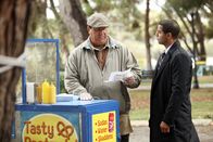 Castle – Javier Esposito (Jon Huertas, r.) bleibt nur noch wenig Zeit, den entführten Jungen zu finden. Hat Pretzel Vendor (Al Pugliese, l.) einen hilfreichen Tipp für ihn?