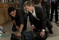 Common Law – Die beiden Cops Travis (Michael Ealy, l.) und Wes (Warren Kole, r.) untersuchen die Schüsse auf einen Kollegen und kümmern sich währenddessen um den Hund des Verletzten ...