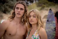 Surviving Summer – Ari (Kai Lewins, links) und seine Freundin Wren (Annabel Wolfe, rechts) beobachten ihr Team beim Training. Ari ist verwirrt, seit Summer wieder zurück in Shorehaven ist. Er fragt sich, ob er noch Gefühle für Summer hat.