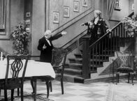 Dinner for One oder Der 90. Geburtstag – Jedes Jahr die gleiche Prozedur: Der Butler James (Freddie Frinton) geleitet Miss Sophie (May Warden) zum Dinner.