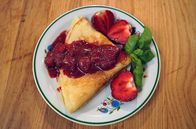 Zu Tisch ... – Zum Frühstück gibt es bei Familie Ptach Pfannkuchen mit einer scharfen Erdbeerfüllung.