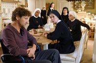 Um Himmels Willen – Andreas Obermaier verbreitet schlechte Laune, benimmt sich daneben (v.li.: Thomas Unger, Denise M'Baye, Mareike Lindenmeyer, Emanuela von Frankenberg, Karin Gregorek, Janina Hartwig, Romina Küper).