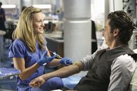 Scrubs - Die Anfänger – Lucy (Kerry Bishe, l.) macht sich Sorgen, wie sie die Uni überleben soll, wenn J.D. (Zach Braff, r.) nicht mehr da ist ...