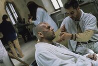 12 Monkeys – James Cole (Bruce Willis, l.); Jeffrey Goines (Brad Pitt, r.)