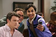The Big Bang Theory – Während Howard und Bernadette eine schockierende Nachricht erhalten, glauben Leonard (Johnny Galecki, M.) und Raj (Kunal Nayyar, r.), den Schauspieler Nathan Fillion (Nathan Fillion, l.) im Restaurant entdeckt zu haben ...
