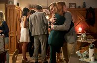 Sturm der Liebe – Constanze (Sophia Schiller, vorne l.) versöhnt sich mit Henning (Matthias Zera, vorne r.) und gemeinsam mit Paul (Sandro Kirtzel, hinten) und weiteren Freunden feiern sie seinen Abschied.