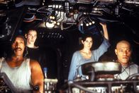 Matrix – Neben Dozer (Anthony Ray Parker, l.), Trinity (Carrie-Anne Moss, 2. v. r.) und ihrem Captain Morpheus (Laurence Fishburne, r.), gehört auch Neo (Keanu Reeves, 2. v. l.)seit seiner Befreiung aus der Matrix zur Mannschaft der Nebuchadnedzar.