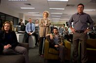 Der Moment der Wahrheit – Die Skandalstory im US-Wahlkampf: TV-Produzentin Mary Mapes (Cate Blanchett, Mitte), Reporter Mike (Topher Grace), Assistentin Lucy (Elisabeth Moss, li.), Militärexperte Roger Charles (Dennis Quaid, re.) und ihr Team legen sich mit George W. Bush an.