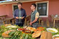 Roots – Für Roots trifft Pierre Girard (li.) Mario Di Bartolomeo (re.) in Süditalien: Der junge Landwirt setzt auf Artenvielfalt und Slow Food.
