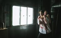 The Informer – Um aus dem Gefängnis zu entkommen, attackiert Pete Koslow (Joel Kinnaman, l.) den korrupten Wärter Slewitt (Sam Spruell, r.).