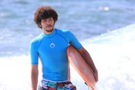 Death in Paradise – Steve Taylor (Joel Fry) gehörte auch zu den Schülern des ermordeten Surflehrers Jake. Er scheint mit dem Mord nicht in Verbindung zu stehen, bis Humphrey eine Entdeckung macht.