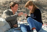 Nine Months – Am Strand der San Francisco Bay feiern Samuel (Hugh Grant) und seine Freundin Rebecca (Julianne Moore), dass sie bereits fünf Jahre ein Paar sind.