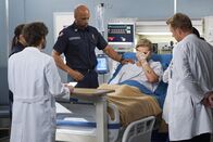Grey's Anatomy – Schlechte Nachrichten: Jake Borelli als Dr. Levi Schmitt, Jaina Lee Ortiz als Andy Herrara, Boris Kodjoe als Robert Sullivan, Brett Tucker als Lucas Ripley, Kevin McKidd als Dr. Owen Hunt