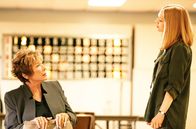 Zu guter Letzt – v.li.: Harriet Lauler (Shirley MacLaine), Anne Sherman (Amanda Seyfried).