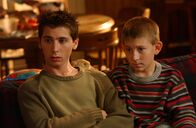 Malcolm mittendrin – Malcolm muss feststellen, dass Reese (Justin Berfield, l.) und Dewey (Erik Per Sullivan, r.) ihn schief angucken. Aber warum nur?