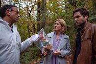 SOKO Stuttgart – Von links: Ist der Gartenzwerg die Mordwaffe? KTU-Leiter Jan Arnaud (Mike Zaka Sommerfeldt) und die Kommissare Martina Seiffert (Astrid M. Fünderich), sowie Joachim Stoll (Peter Ketnath) ermitteln im Fall einer ermordeten Kita-Leiterin.