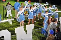 The Middle – Nachdem Sue (Eden Sher, l.) durch ein Missverständnis ins Cheerleader-Team aufgenommen wurde, setzt sie alles daran, um ihren Platz zu behalten und schreckt auch vor Erpressung nicht zurück ...