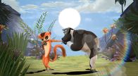 King Julien – Koto (r.) erscheint als Neuling in der Welt der Dschungeltiere. Dabei verliert er sein Herz an Flora, die er von nun an bezirzt.