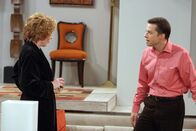 Two and a Half Men – Evelyn (Holland Taylor, l.) bittet Alan (Jon Cryer, r.) und Charlie eine große Party für sie zu veranstalten ...