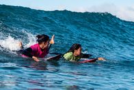Surviving Summer – Poppy (Lilliana Bowrey, r.) kämpft bei einem Surf-Wettkampf in Jackson Bay darum, eine Runde weiterzukommen. Eine ihrer starken Konkurrentinnen ist Lily (Pacha Light, l.).