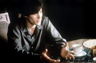 Requiem for a Dream – Harry (Jared Leto) merkt nichts von der dramatischen Veränderung seiner Mutter, schließlich ist er selbst viel zu sehr mit seinem eigenen Drogenkonsum beschäftigt.