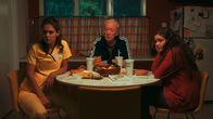 Dear Dictator – (v.l.n.r.) Darlene Mills (Katie Holmes); General Anton Vincent (Michael Caine); Tatiana Mills (Odeya Rush)