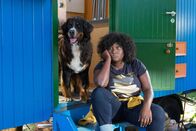 Löwenzahn – Marla (Thelma Buabeng) und Keks beobachten Fritz bei seiner Heuschreckensuche. Langsam beginnt er die Sache persönlich zu nehmen.