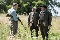 Father Brown – Inspektor Mallory (Jack Deam, 2.v.r.) und Father Brown (Mark Williams, r.) treffen den Grafen Lord Hollingworth (Jasper Jacobs, l.).