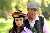 Gilmore Girls – Rory (Alexis Bledel, l.) und Richard (Edward Herrmann, r.) verbringen einen gemeinsamen Tag beim Golfen - sehr zum Missfallen von Lorelai ...
