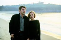 Die Farbe der Lüge – An der bretonischen Küste lebt die Krankenschwester Vivianne (Sandrine Bonnaire) mit ihrem Mann, dem Künstler René Sterne (Jacques Gamblin). Sie werden im Dorf gut aufgenommen, obwohl sie keine Einheimischen sind.