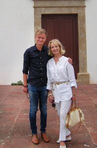 Krause kommt! – Dagmar Koller und Pierre M. Krause vor der Kirche Sant’Ana in Albufeira, Portugal.