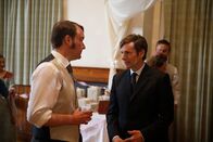 Der junge Inspektor Morse – In einem Gespräch entschuldigt sich Inspektor Morse (Shaun Evans, r.) bei dem Bräutigam Jim Strange (Sean Rigby, l.), ihn als sein Trauzeuge im Stich gelassen zu haben. Doch was konnte wichtiger sein als die Hochzeit?