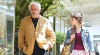 Freitag im Ersten: Trapps Sommer – Die selbstbewusste Haushaltshilfe Sofia (Senita Huskić) begleitet Georg (Günther Maria Halmer).