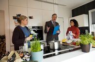In aller Freundschaft – Der Einzug des Pflegekindes von Miriam (Christina Petersen, li.) und Rieke (Liza Tzschirner, re.) steht kurz bevor. Die beiden müssen nur noch einen Hausbesuch von Jens Grabenhorst (Stephan Grossmann, mi.), dem Leiter des Jugendamts, meistern. Miriam ist guter Dinge, war er doch erst kürzlich Patient in der Sachsenklinik und steht Miriam sehr positiv gegenüber.