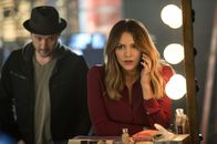 Scorpion – Nicht nur Toby (Eddie Kaye Thomas, l.) ist erstaunt, als Paige (Katharine McPhee, r.) bei einem Ball Tims Eltern kennen lernen soll ...