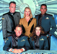 Babylon 5 – v.l.n.r.: Captain John Sheridan (Bruce Boxleitner,l.u.), Michael Garibaldi (Jerry Doyle,l.o.), Talia Winters (Andrea Thompson,m.), Dr. Stephen Franklin (Richard Biggs,r.) und Commander Susan Ivanova (Claudia Christian,r.u.).