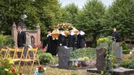 Das Begräbnis – Der Pastor Ernst Wittig (Thomas Thieme, re.) begleitet den Trauerzug