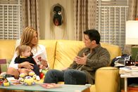 Friends – Joey (Matt LeBlanc, r.) hat sich bei Chandlers Firma um die Rolle in einem Werbespot beworben und erzählt Rachel (Jennifer Aniston, l.) ganz stolz davon ...
