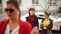 Schloss Einstein – Joyce (Matilda Willigalla, r.) und Io (Clara Jaschob; M.) haben sehr unterschiedliche Einstellungen zur Initiatorin des Theaterwettbewerbs Laura Larsson (Claudia Lenze, l.).