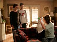 Malcolm mittendrin – Malcolm (Frankie Muniz, l.) und Reese (Justin Berfield, M.) sind total verwirrt, als sie ihre Mutter (Jane Kaczmarek, r.) sehen ...