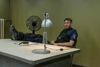 Im Knast – Wärter Kruse (Jochen Schropp) beaufsichtigt die Häftlinge während der Arbeitsmaßnahme.