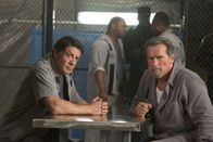 Escape Plan - Entkommen oder sterben – Ausbruchsspezialist Ray Breslin (Sylvester Stallone, l.) benötigt Hilfe, um aus dem Hochsicherheitsgefängnis zu entkommen. Zu diesem Zweck freundet er sich mit dem Insassen Rottmayer (Arnold Schwarzenegger) an.
