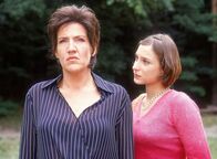 Hinter Gittern - Der Frauenknast – An Beas Grab gibt sich Walter (Katy Karrenbauer, li.) Nina (Tine Worch) zu erkennen. Sie berichtet ihr von der Explosion des 'Liebeswagens' und der anschließenden Flucht.