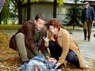 In aller Freundschaft – MDR Fernsehen IN ALLER FREUNDSCHAFT FOLGE 250, "Eine Frage der Menschlichkeit" Uhr. Auf dem Weg zur Kinderklinik treffen Roland (Thomas Rühmann) und Dunja (Sabine Vitua) auf Dunjas Sohn Peter (Samuel Maxim Benke), der beim Fussballspielen von einer Miene schwer verletzt wird.