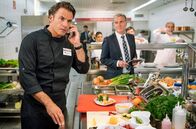 Meine Mutter will ein Enkelkind – Rufus (Stephan Luca) erfährt beim Kongress der Chefköche auf Madeira von seiner Tochter.