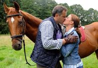 Rote Rosen – ARD ROTE ROSEN FOLGE 1142 Uhr im ERSTEN. Carla (Maria Fuchs, r.) und Torben (Joachim Kretzer, l.) begreifen, dass sie gegen ihre gegenseitige Anziehung machtlos sind.