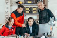 Die Bergretter – Aufgrund einer Schlechtwetterfront bitten Nina (Josephin Busch), Rudi (Michael Pascher, 2.v.l.), Tobi (Markus Brandl, 2.v.r.) und Michi (Robert Lohr, r.) ihren Kollegen Markus, die Tour abzubrechen.