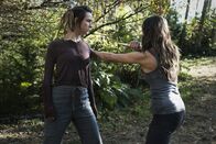 The 100 – Hope Diyoza (Shelby Flannery, l.); Echo (Tasya Teles. r.)