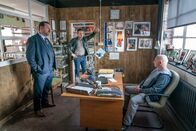 The Bay – Die Ermittlungen führen zu einem Boxstudio in der Stadt. Dabei befragen DI Anthony Manning (Daniel Ryan, l.) und DS James Clarke (Andrew Dowbiggin, M.) Vinnie (Gary Lewis, r.), den Boxtrainer des Opfers. Da der Verstorbene regelmäßig im Boxstudio trainierte, ist die Aussage des Trainers für die Beamten sehr wichtig.