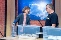1, 2 oder 3 – Wetter-Expertin Verena Leyendecker (l.) lässt in einem Experiment Wind entstehen.